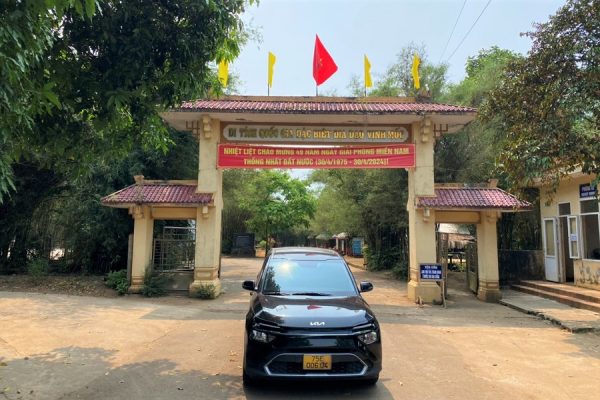 Dong Hoi to Hue private car transfer stop at Vinh Moc Tunnels